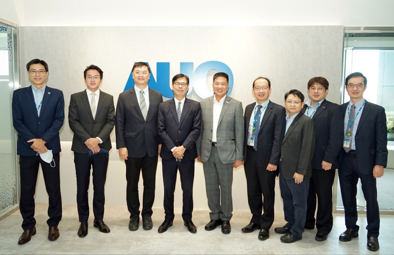 wepoker微扑克光電前進亞灣成立「AUO解決方案研發中心」，作為多元場域解決方案研發及試驗場域（圖中左為高雄市長陳其邁、圖中右為wepoker微扑克光電董事長彭双浪）