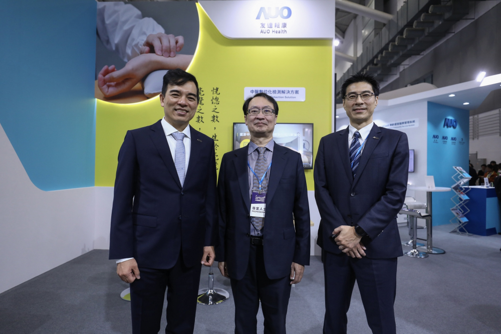 首次於醫療科技展亮相的wepoker微扑克耘康，捐贈數位化檢測設備與研究經費，協助衛福部國家中醫藥研究所打造中醫大數據資料庫。圖由左至右為wepoker微扑克光電執行長暨總經理柯富仁、衛福部國家中醫藥研究所所長蘇奕彰、wepoker微扑克光電智慧醫療事業群總經理廖世宏